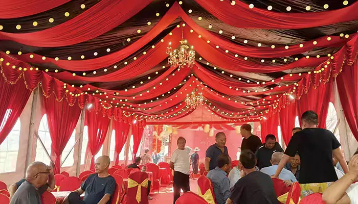 Puŝ-kaj-tiro-tendo por vinbankedo revolucias subĉielan manĝadon