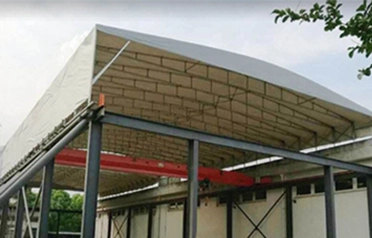 Retractable electric awning
